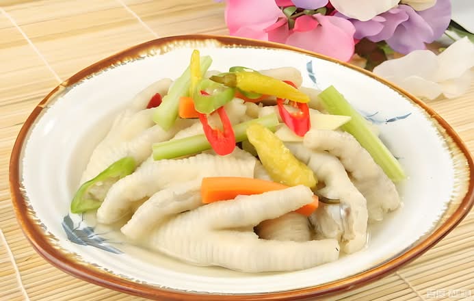 Chicken feet with white sauce 白汁鳳爪